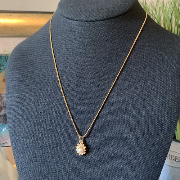 Faux Pearl and Rhinestone Floral Pendant on a Woven Gold Tone Chain - Picture 4 of 10